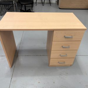 Escritorio de madera con cajonera