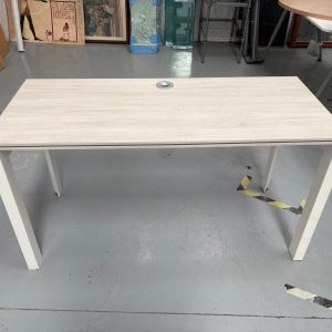 Escritorio de oficina acabado madera clara