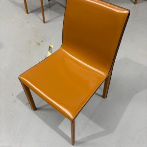 Conjunto de cuatro sillas de diseño moderno